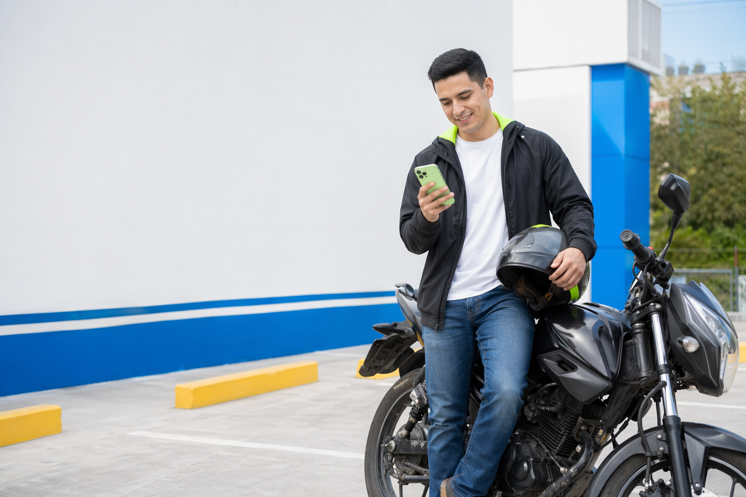 Motociclista comprando SOAT de moto desde su celular